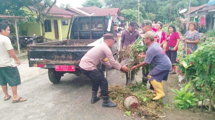 Polsek Siantar Marihat Bersama Tiga Pilar dan Warga Gotong Royong di Jalan Negeri Bosar