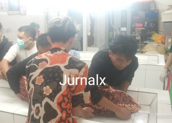 Jenajah korban saat ikut diangkat pacarnya Angga diruangan jenajah RSUD dr Djasamen Saragih Kota Pematangsiantar
