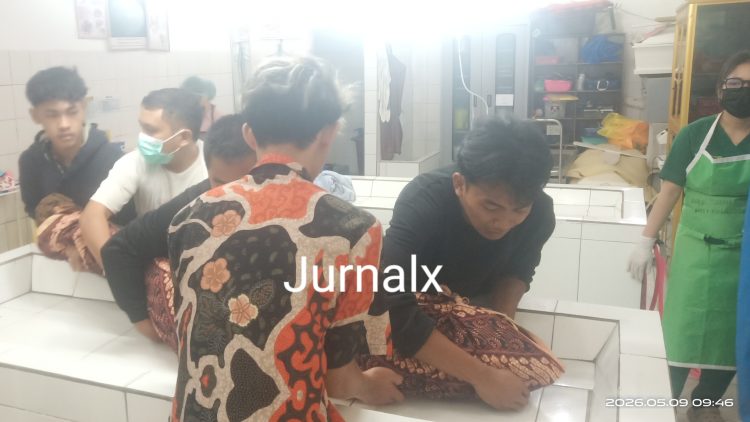 Jenajah korban saat ikut diangkat pacarnya Angga diruangan jenajah RSUD dr Djasamen Saragih Kota Pematangsiantar