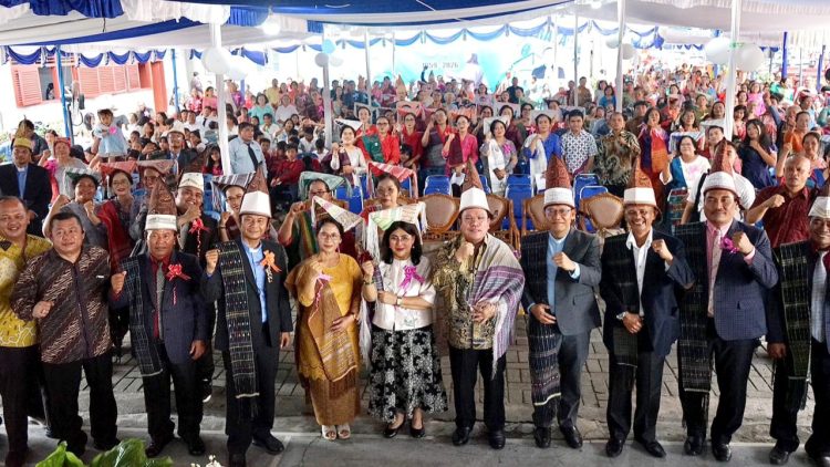 Wali Kota Pematangsiantar Wesly Silalahi SH MKn didampingi Ketua TP PKK Ny Liswati Wesly Silalahi menghadiri acara perayaan HUT ke-67 GKPS Efrata Resort Siantar II