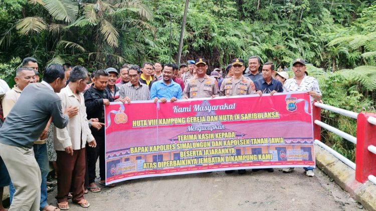 Kapolres Simalungun, AKBP Marganda Aritonang, S.H. S.I.K. M.M meresmikan perbaikan Jembatan Merah Putih Presisi di Bah Bolum