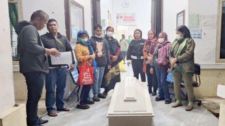 Kanit Reskrim IPDA B. Situngkir SH saat serahkan jenajah korban kepada keluarga untuk dikuburkan