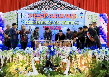 Wali Kota Pematangsiantar Wesly Silalahi SH MKn dan Ketua DPRD Kota Pematangsiantar Timbul M. Lingga hadiri Hadiri Pembukaan Pesparawi GKPS Distrik I di Balai Bolon GKPS, Jalan Pdt J Wismar Saragih