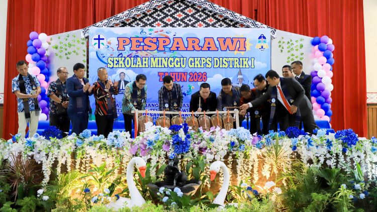 Wali Kota Pematangsiantar Wesly Silalahi SH MKn dan Ketua DPRD Kota Pematangsiantar Timbul M. Lingga hadiri Hadiri Pembukaan Pesparawi GKPS Distrik I di Balai Bolon GKPS, Jalan Pdt J Wismar Saragih