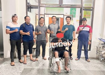 Kasat Reskrim AKP Sandi Riz Akbar, S.Tr.K.,S.I.K.,M.H dan Tim Opsnal saat membawa Tersangka W yang dihadiahi Timas Panas ke RSUD untuk diobati