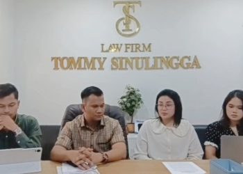 Tommy Aditia Sinulingga dan Immanuel Sembiring kuasa hukum korban mengalami KDRT beserta korban yang laporan belum berjalan di Polrestabes Medan. (Foto Ist)
