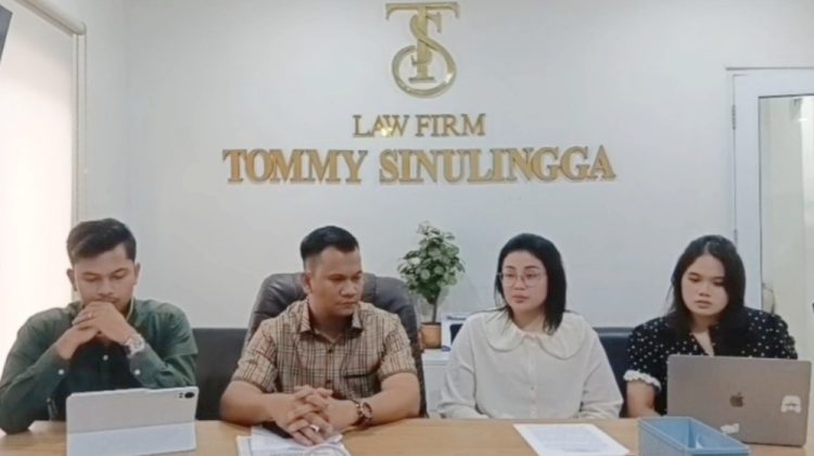 Tommy Aditia Sinulingga dan Immanuel Sembiring kuasa hukum korban mengalami KDRT beserta korban yang laporan belum berjalan di Polrestabes Medan. (Foto Ist)