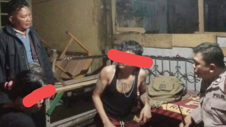 personil piket Polseķ Sianțar Barat mengamankan pelaku Pengerusakan