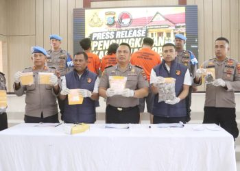 Wakapolres Simalungun KOMPOL Imam Alriyuddin, S.H. M.H memimpin pemaparan hasil pengungkapan tindak pidana narkotika