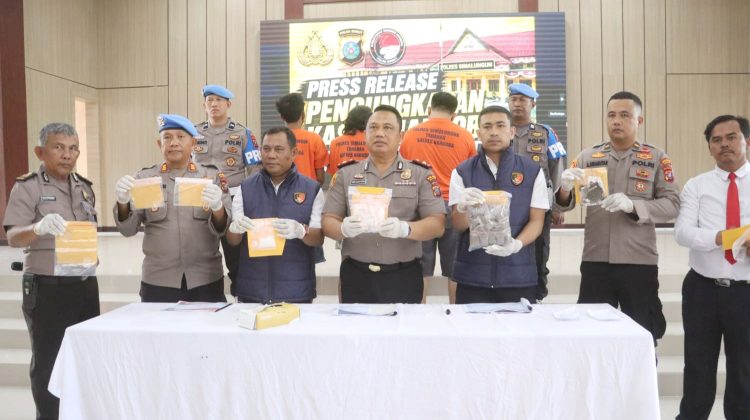Wakapolres Simalungun KOMPOL Imam Alriyuddin, S.H. M.H memimpin pemaparan hasil pengungkapan tindak pidana narkotika