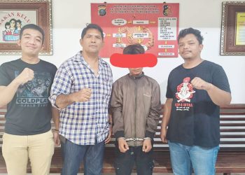 Anak terduga pelaku RMRM diapit Kanit PPA Sat Reskrim IPDA Darwin Siregar SH dan Tim Opsnal