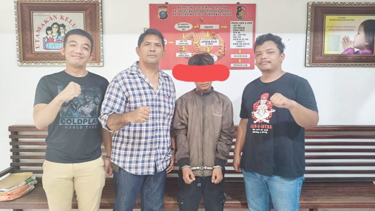 Anak terduga pelaku RMRM diapit Kanit PPA Sat Reskrim IPDA Darwin Siregar SH dan Tim Opsnal