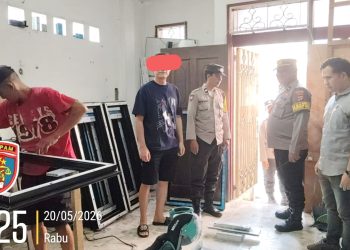 Piket Pamapta IPDA Putra Sormin dan personil Polsek Sianțar Selatan saat cek TKP