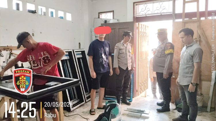 Piket Pamapta IPDA Putra Sormin dan personil Polsek Sianțar Selatan saat cek TKP