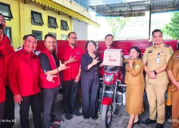 DPC PDI Perjuangan Kota Medan dipimpin Hasyim bersama Muhammad Ihsan Hasibuan selaku ahli waris (alm) Abdul Radjab Hasibuan menyerahkan 7 unit motor ke Kantor Camat Medan Helvetia. (Foto Ist)