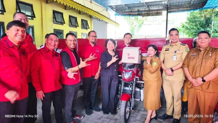 DPC PDI Perjuangan Kota Medan dipimpin Hasyim bersama Muhammad Ihsan Hasibuan selaku ahli waris (alm) Abdul Radjab Hasibuan menyerahkan 7 unit motor ke Kantor Camat Medan Helvetia. (Foto Ist)