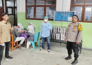 Bhabinkamtibmas Kelurahan Nagapitu AIPTUS S. Ambarita monitoring distribusi Program Makanan Bergizi Gratis (MBG) di MTS Madani dan MIS Madani