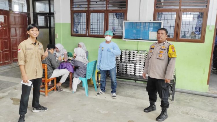 Bhabinkamtibmas Kelurahan Nagapitu AIPTUS S. Ambarita monitoring distribusi Program Makanan Bergizi Gratis (MBG) di MTS Madani dan MIS Madani