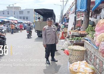 Kasub Sektor AIPTU Edi Syahputra SH melaksanakan penertiban dalam antisipasi penyempitan jalan di Jalan Merdeka tepatnya didepan Pasar Horas
