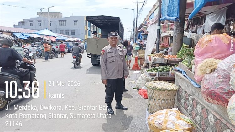 Kasub Sektor AIPTU Edi Syahputra SH melaksanakan penertiban dalam antisipasi penyempitan jalan di Jalan Merdeka tepatnya didepan Pasar Horas