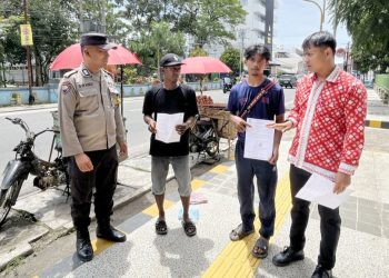Bhabinkamtibmas Kelurahan Kristen Bripka Swandi sambang Kamtibmas kepada PKL disepanjang Jalan Gereja