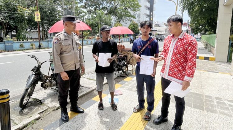 Bhabinkamtibmas Kelurahan Kristen Bripka Swandi sambang Kamtibmas kepada PKL disepanjang Jalan Gereja