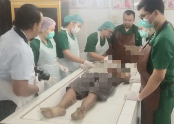 Jenajah pengendara betor YES saat di visum Tim Forensik ruangan jenajah RSUD dr Djasamen Saragih