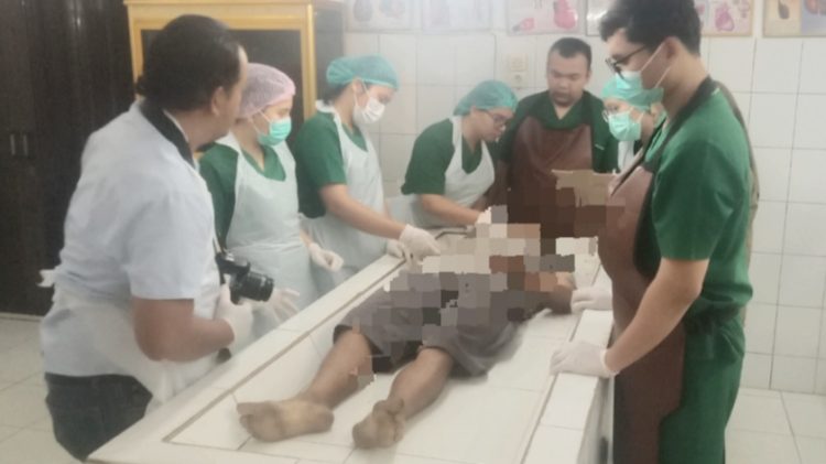 Jenajah pengendara betor YES saat di visum Tim Forensik ruangan jenajah RSUD dr Djasamen Saragih