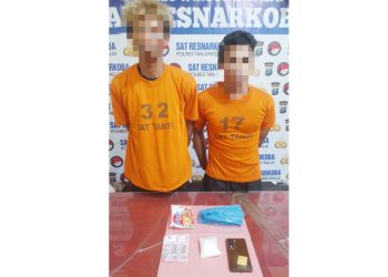 Kedua tersangka TI dan F serta barang bukti yang ditangkap