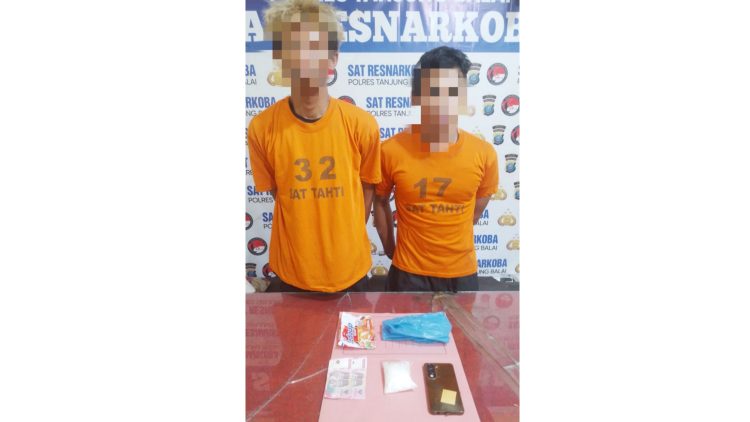 Kedua tersangka TI dan F serta barang bukti yang ditangkap
