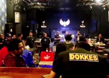 Tim personel gabungan saat razia di Mons Cafe Bar & Lounge. (Foto Ist)