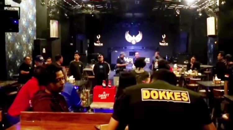Tim personel gabungan saat razia di Mons Cafe Bar & Lounge. (Foto Ist)