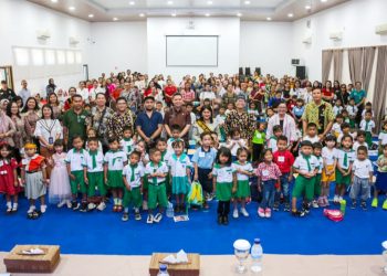 Wali Kota Pematangsiantar Wesly Silalahi SH MKn diwakili Staf Ahli Bidang Pembangunan Muhammad Hamdani Lubis SH bersama Bunda PAUD Ny Liswati Wesly Silalahi membuka Lomba Mewarnai dan Story Telling PAUD Tingkat Kota Pematangsiantar