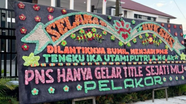 Papan bunga di Kejari Deli Serdang. (Foto Ist)