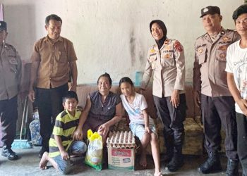 Kapolsek Siantar Selatan IPTU Suhaira Marbun SH bersama personilnya saat berikan bansos kepada Ibu Rosalina Penyandang Disabilitas