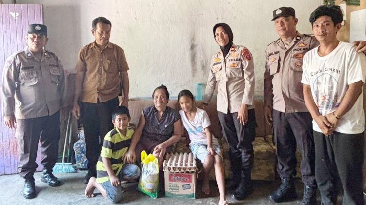 Kapolsek Siantar Selatan IPTU Suhaira Marbun SH bersama personilnya saat berikan bansos kepada Ibu Rosalina Penyandang Disabilitas