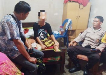 Kanit Reskrim IPDA Jaya Manihuruk SH bersama personil saat temui pelapor Ibu DT dirumahnya