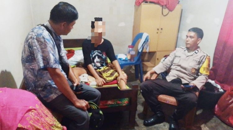 Kanit Reskrim IPDA Jaya Manihuruk SH bersama personil saat temui pelapor Ibu DT dirumahnya