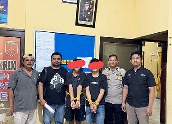 Kedua pelaku, MRS alias Kunto dan JCS alias Anto diapit Kanit Reskrim IPDA Juhandya Malau SH beserta Tim Opnsal di Mako Polsek Siantar Martoba