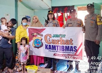 Kapolsek Siantar Utara AKP Jahrona Sinaga SH berikan bantuan kepada warga yang anaknya stunting