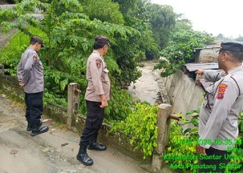 Piket Pawas IPDA VH. Damanik bersama Aiptu K. Sembiring, Aiptu J. Hutapea, Aipda MR Saragih dan Bripka Bob Debataraja melakukan pemantauan arus sungai di Lorong 7