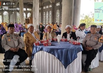 Kasi Log AKP Juni Hendrianto SH. MH didampingi Bhabinkamtibmas Kelurahan Bah Sorma Aipda Fadlan Fahmi hadiri undangan Harlah Tuan Guru sekaligus Ponpes Darul Ihsan Bah Sorma Yayasan "Syekh Abdurrahman Al-Jatimi"