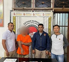 Tersangka SS alias Usman beserta barang bukti saat diserahkan pihak Polsek Raya Kahean ke Sat Resnarkoba Polres Simalungun