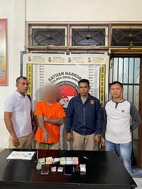 Tersangka SS alias Usman beserta barang bukti saat diserahkan pihak Polsek Raya Kahean ke Sat Resnarkoba Polres Simalungun