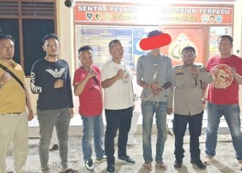 Pelaku YAAW alias Yubi diapit Kanit Reskrim IPDA B. Situngkir SH bersama Tim Opsnal 