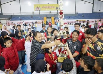 Ketua DPRD Kota Pematangsiantar, Timbul Marganda Lingga, SH serahkan piala kepada Dojo Dinas Pariwisata meraihi Juara I Umum