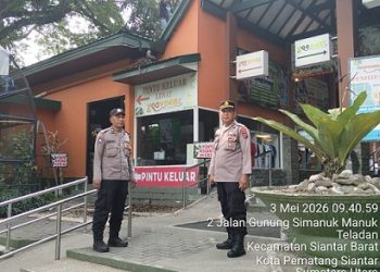 Kanit Samapta IPDA Irwan Saragih SH bersama Bhabinkamtibmas AIPTU Deddy Syam SH patroli objek vital Taman Hewan