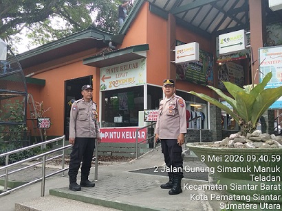 Kanit Samapta IPDA Irwan Saragih SH bersama Bhabinkamtibmas AIPTU Deddy Syam SH patroli objek vital Taman Hewan
