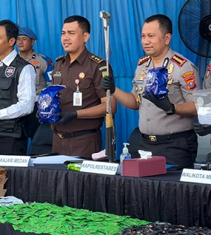 Kapolrestabes Medan, Kombes Pol Dr, Jean Calvijn Simanjuntak saat paparan kasus sepanjang bulan April 2026. (Foto Ist)