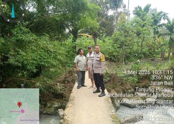 Bhabinkamtibmas Kelurahan Tanjung Pinggir Aipda Abdul Malik melakukan monitoring survey Proyek Jembatan di Jalan Rindung